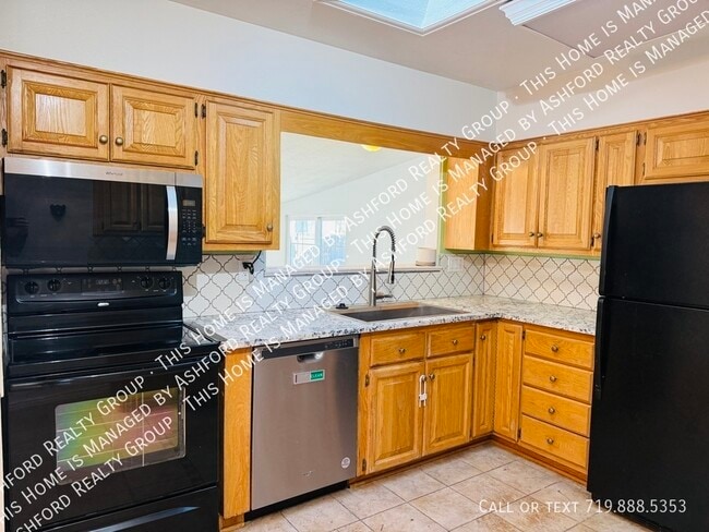 Building Photo - 303 Quebec St