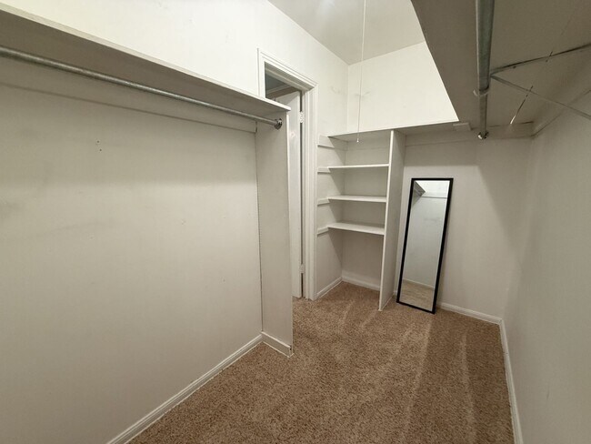 Building Photo - 2724 Whitney Pl