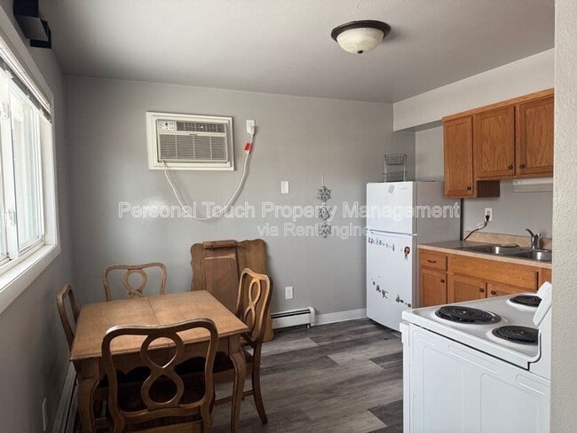 Building Photo - 142 6th Ave N