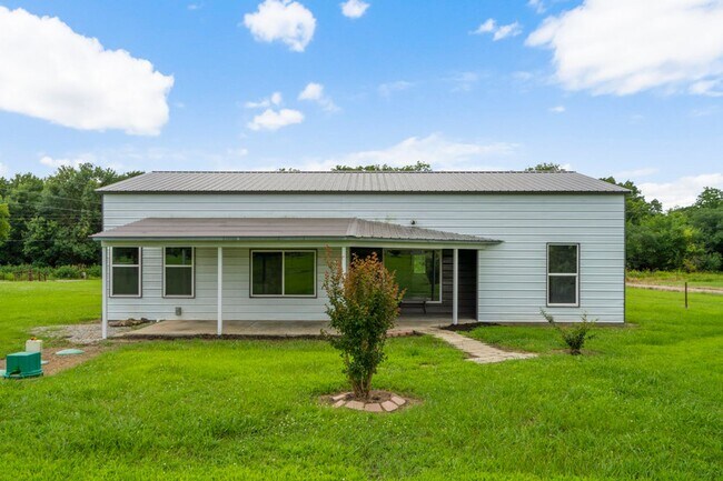 Building Photo - Modern Comfort on 1 Acre in Coweta – Available Now!