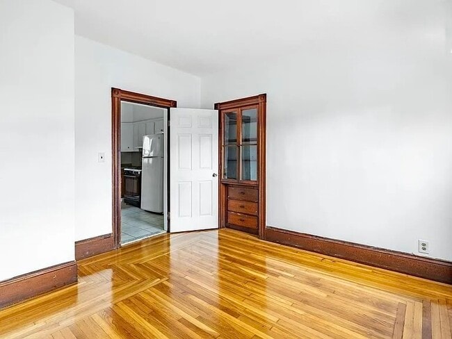 Building Photo - 61-61 Glenwood Rd