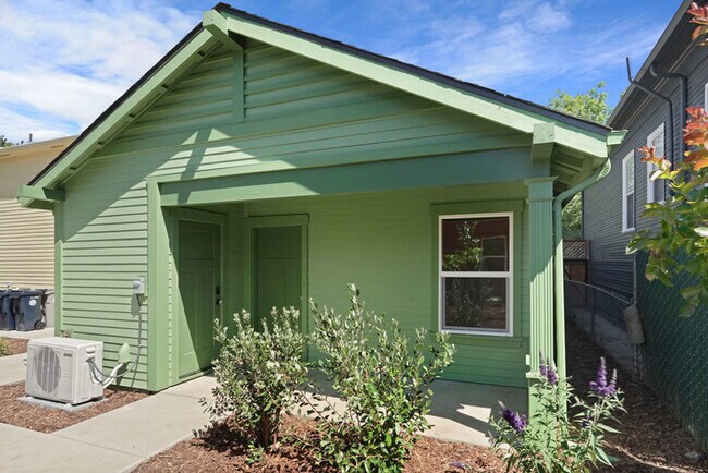 Building Photo - Beautiful 2 bedroom 1 Bathroom for rent in North Oak Park! Close to UC Davis and McGeorge Law