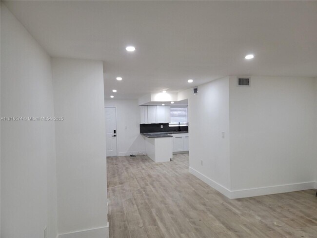 Building Photo - 9371 Fontainebleau Blvd
