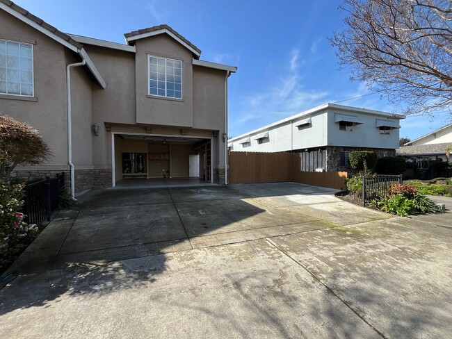 Building Photo - Upgraded and Beautiful Spacious 4 Bedroom ...