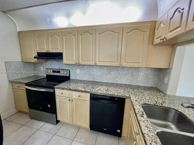 Building Photo - 2642 Riverside Dr