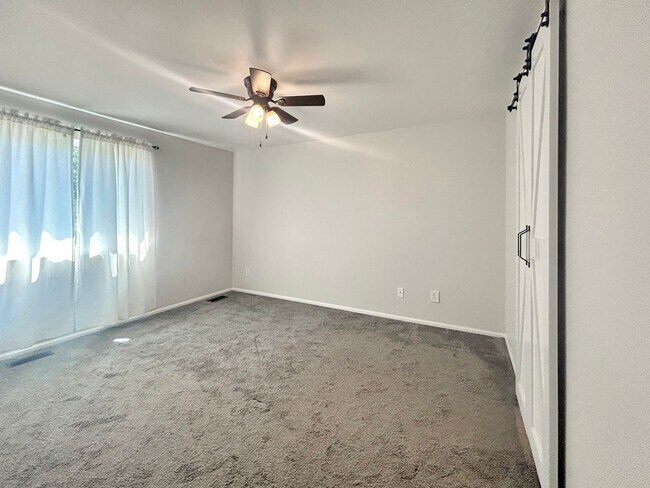 Building Photo - $0 DEPOSIT OPTION. DESIRABLE DAKOTA STATION SPLIT-LEVEL HOME WITH 3 BEDROOMS, 2 BATHS, AND SPACIO...