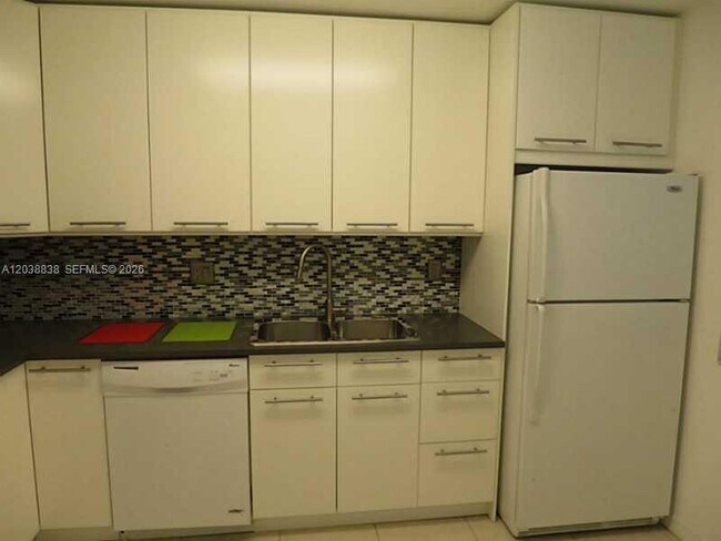 Building Photo - 205 Lakeview Dr