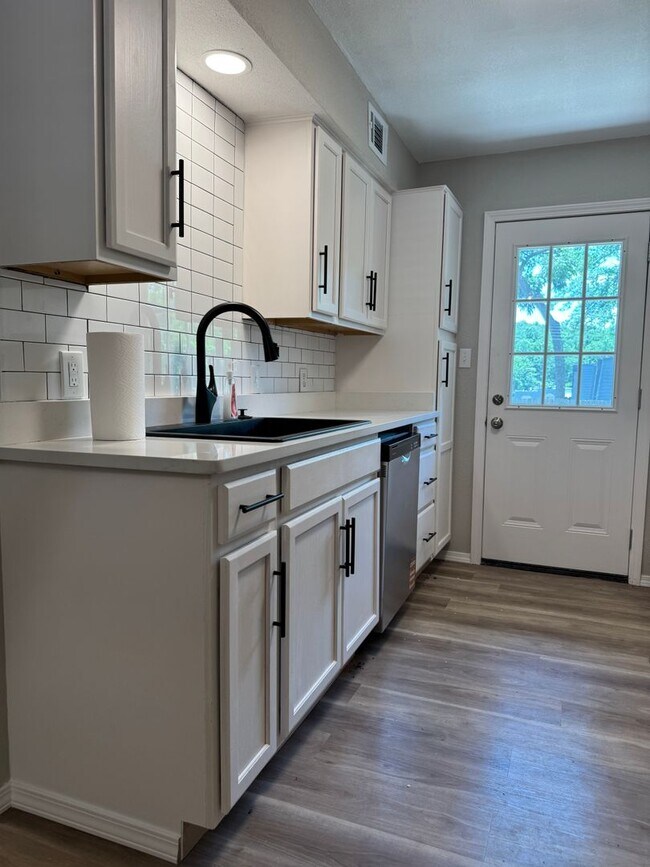 Building Photo - Newly renovated 3 bedroom 2.5 baths