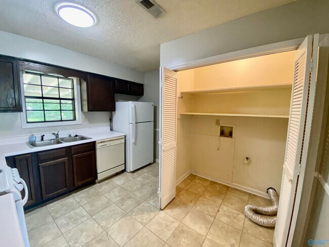 Building Photo - 14003 SW Wyandotte Dr