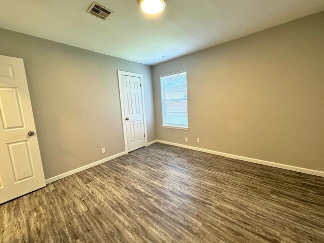 Building Photo - 3 bedroom 2 bathroom Duplex!