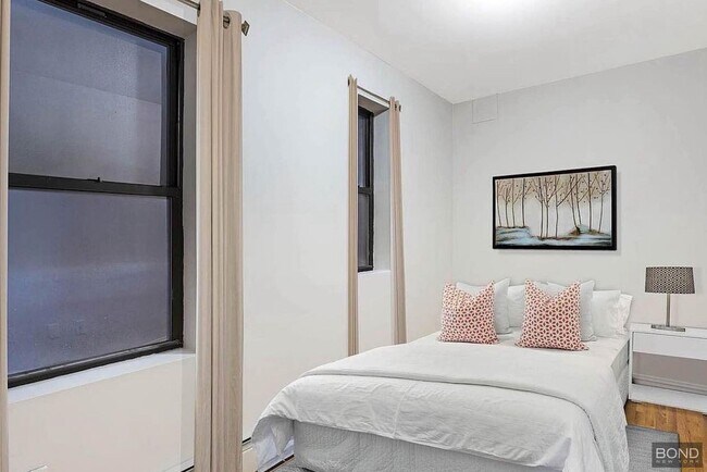 Building Photo - 437 W 54th St