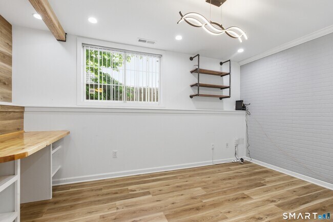 Building Photo - 305 Sylvan St