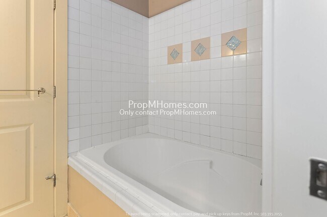 Building Photo - Two-Bedroom End Unit Condo in Goose Hollow! DEPOSIT SPECIAL