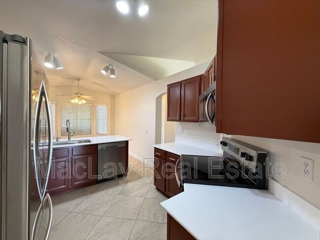 Building Photo - 766 E Baylor Ln