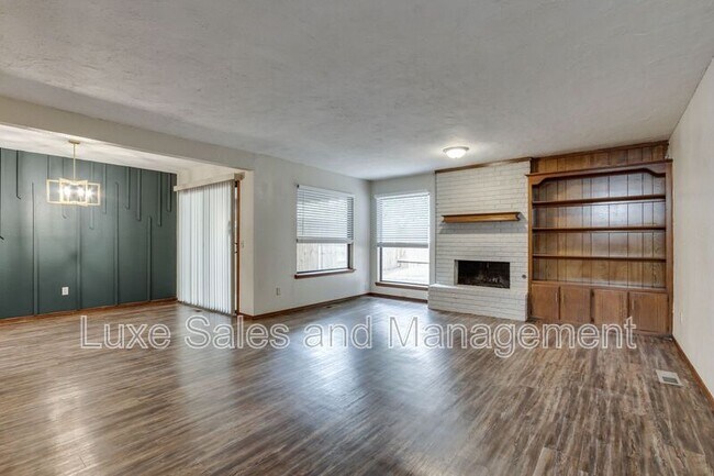 Building Photo - 1705 N Gleason Ave