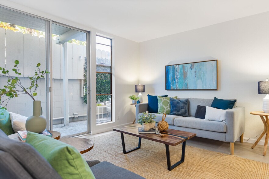 Building Photo - 811 York St