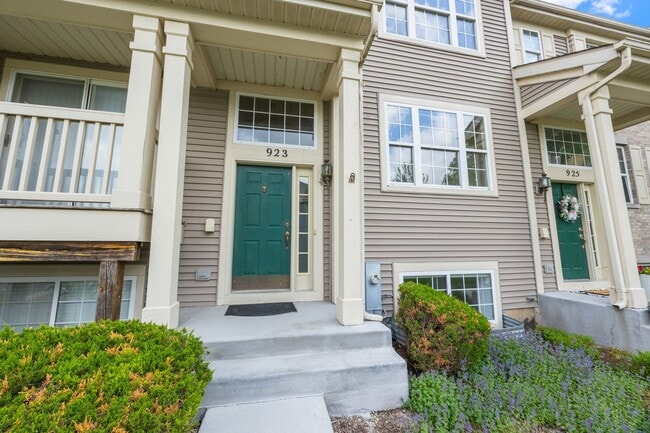 Building Photo - 923 Emerald Dr