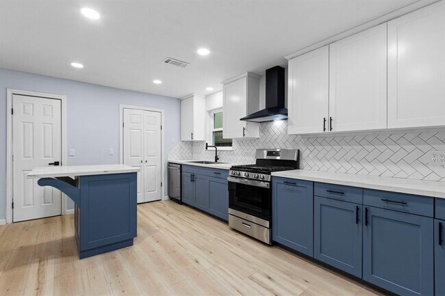 Building Photo - 3306 Crestdale Dr