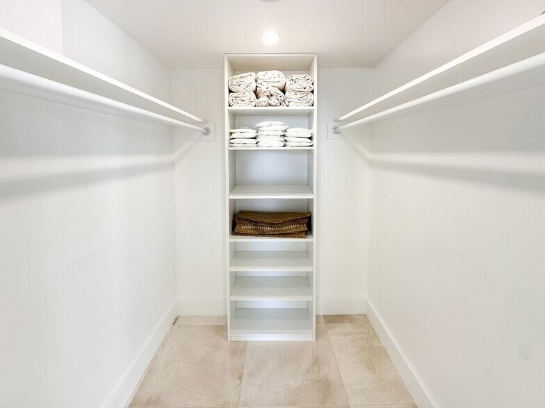 Building Photo - 4800 Bayview Dr