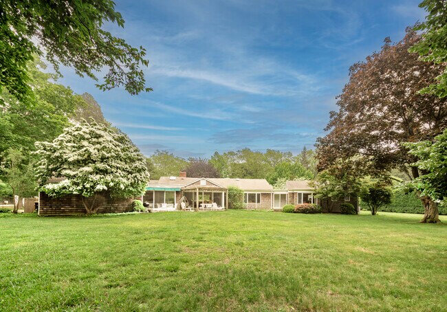 Building Photo - 49 Georgica Rd