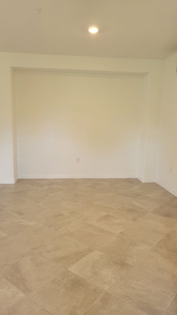 Building Photo - Annual UNfurnished luxury 3/2 ground floor...