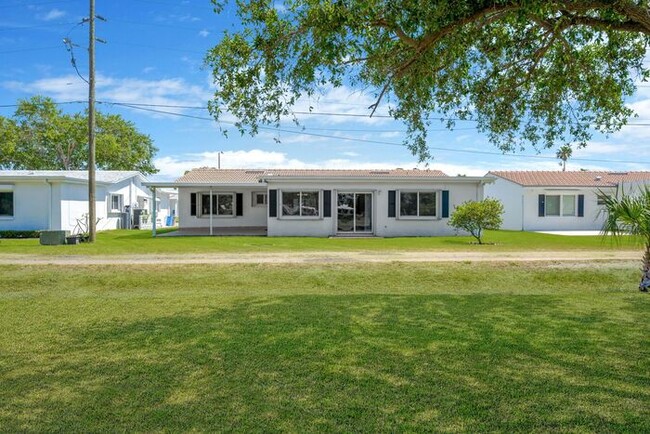 Building Photo - 2 BR, 2 BA Home in the Mainlands on the 18...