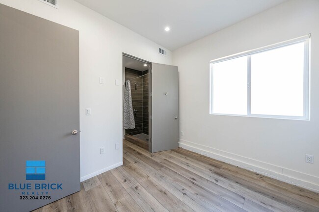 Building Photo - 5239-5241 Huntington Dr -