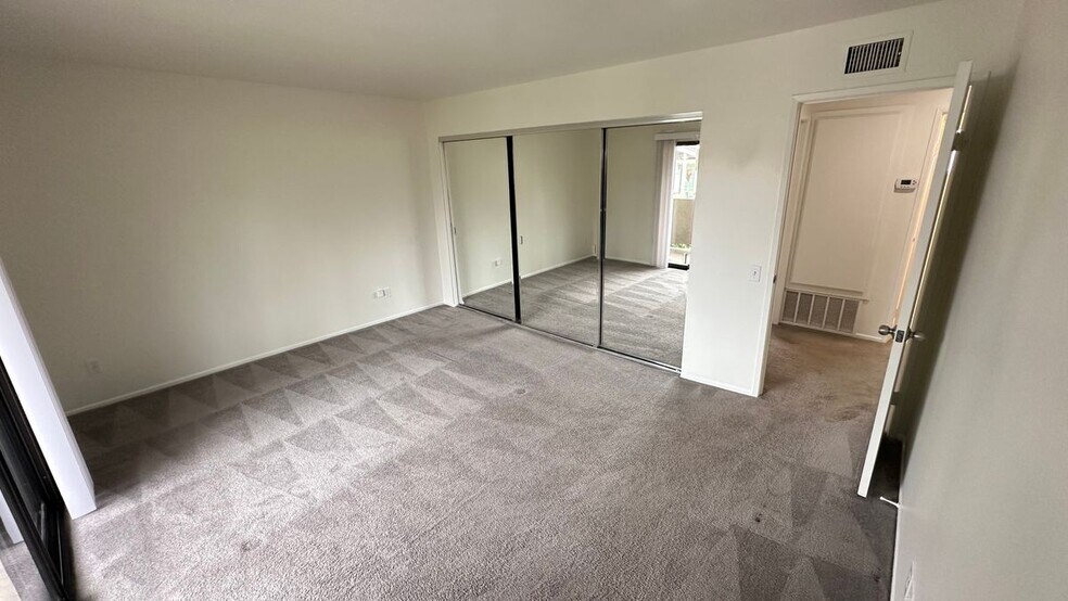 Building Photo - 2424 Santa Ana Ave