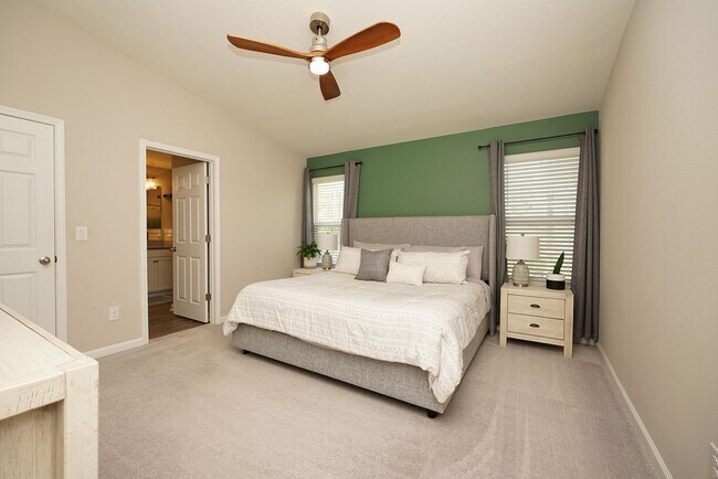 Building Photo - Central Freeport Location with Community Pool