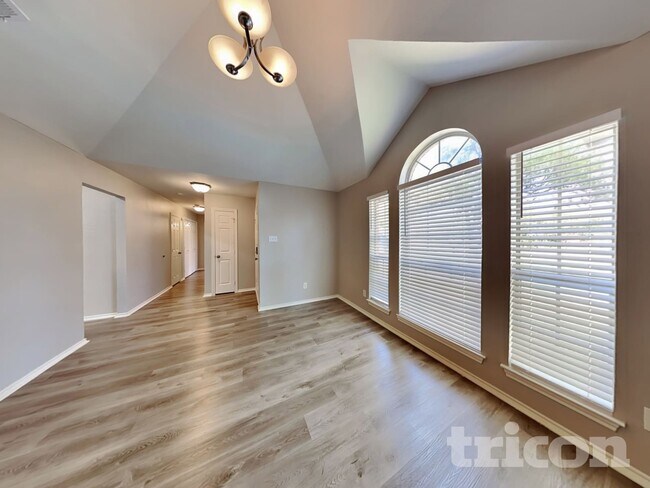 Building Photo - 352 N Beltwoods Dr