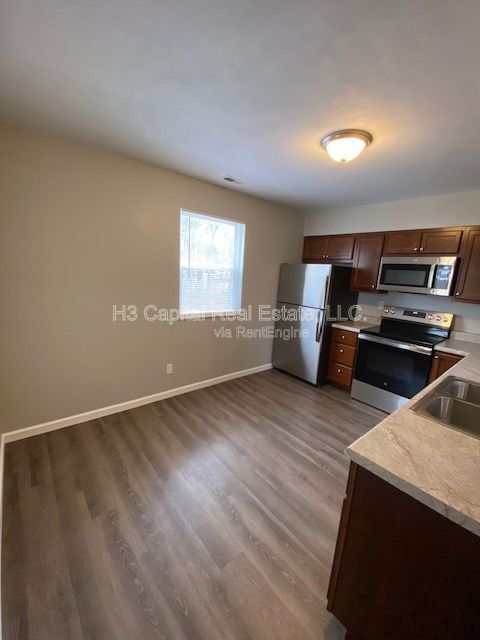 Building Photo - 108 Sunnyside St