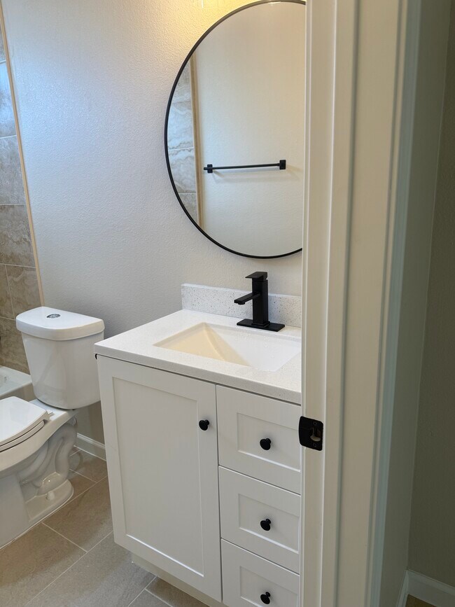 Building Photo - 1407 W Donovan St