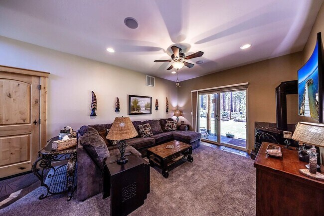 Building Photo - Large Mountain Luxury Home