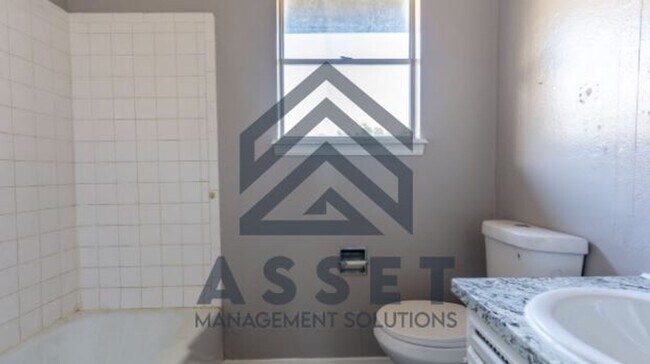 Building Photo - 4 bedroom 1 bathroom home in Midwest City!