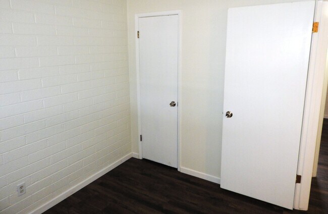 Building Photo - Beautifully Remodeled 3+1 Bungalow with Indoor-Outdoor Living