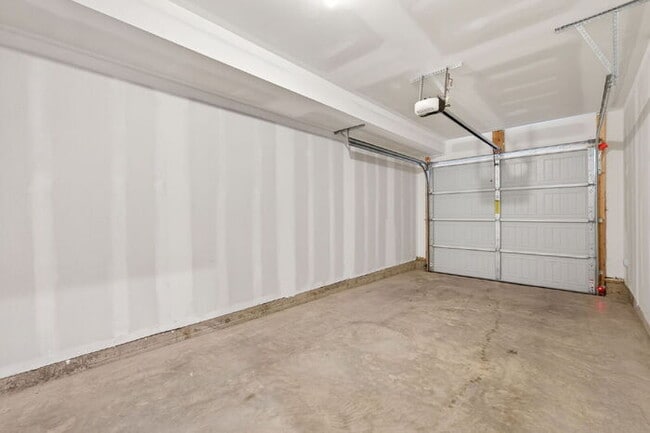 Building Photo - Spacious 3 Bedroom Townhome in Glen Allen - $2,650/mo