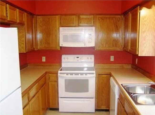 Building Photo - Townhouse