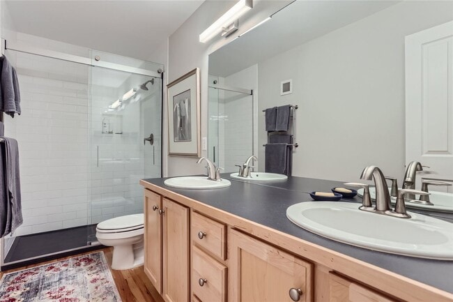 Building Photo - Stunning Downtown Loft w/23 ft. Ceilings -...