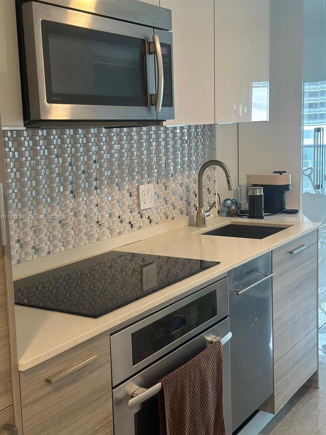 Building Photo - 1300 Brickell Bay Dr