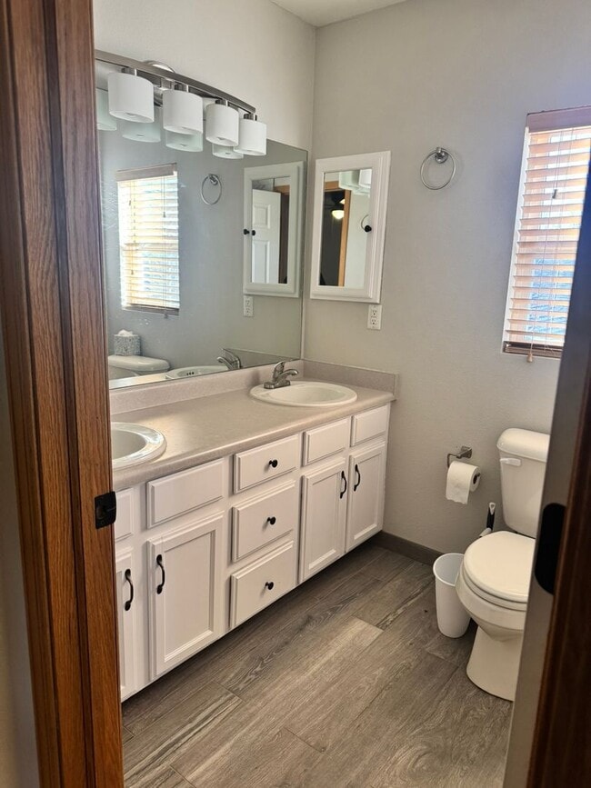 Building Photo - Charming 5 Bedroom