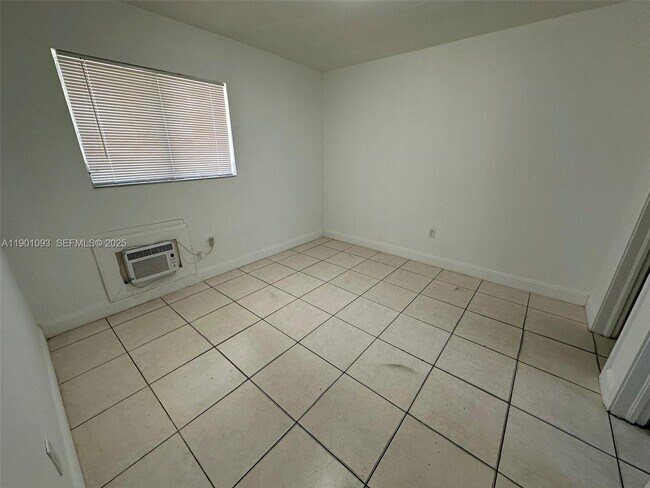 Building Photo - 1270 NE 139th St