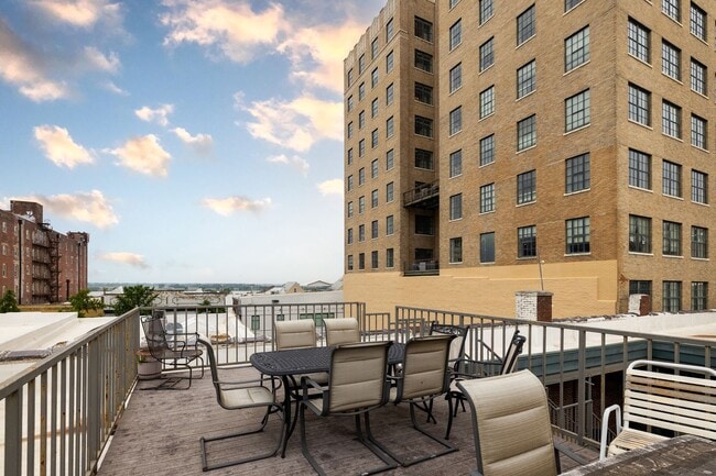 Building Photo - 1 bedroom, 1 bath updated condo in downtow...