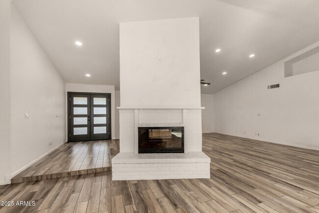 Building Photo - 687 E Park Ave