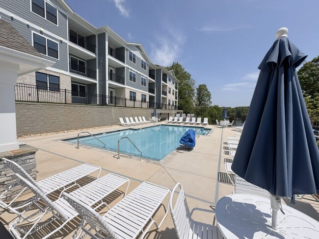 Building Photo - Fully Furnished Water front Community