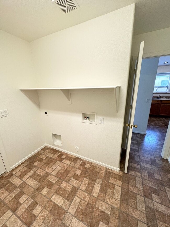 Building Photo - Fantastic 4 Bedroom/2 Bath Single Level Ho...