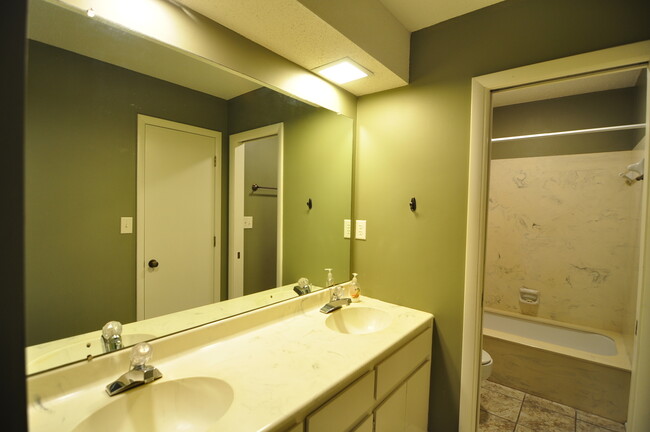 Building Photo - 9405 Hartwick Cir SE