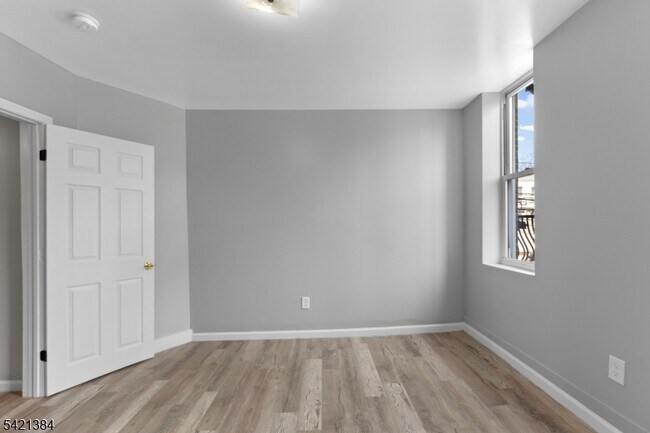 Building Photo - 23 Monroe St