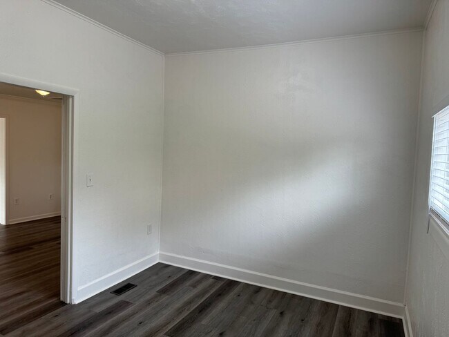 Building Photo - Updated 3 bedroom 2 bathroom duplex in his...