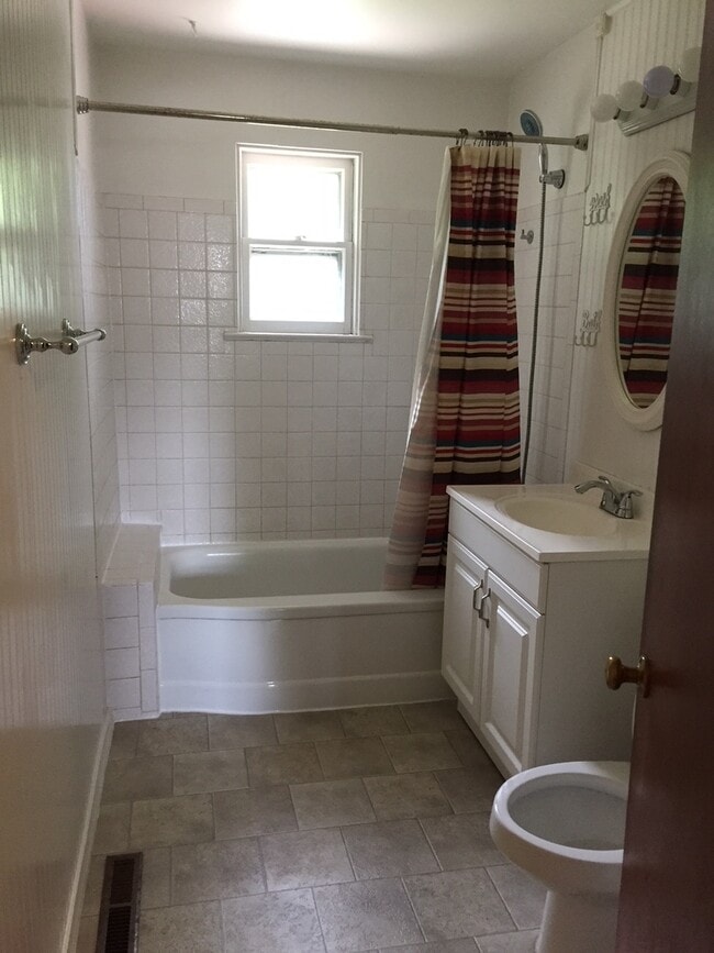 Building Photo - Adorable 2 bedroom 1 bathroom located on the Boise Bench.