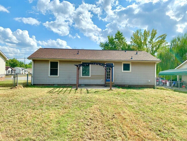 Building Photo - 719 Spees Dr